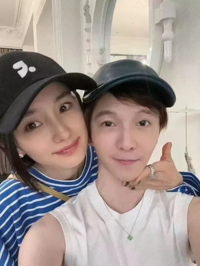 杨幂郭敬明素颜自拍照曝光 网友：梦回《小时代》