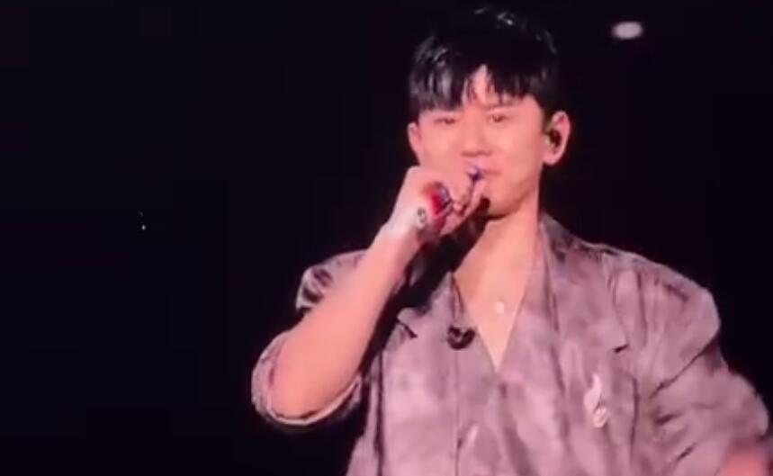 张杰回应AMA争议 连喊三次“中国人牛”