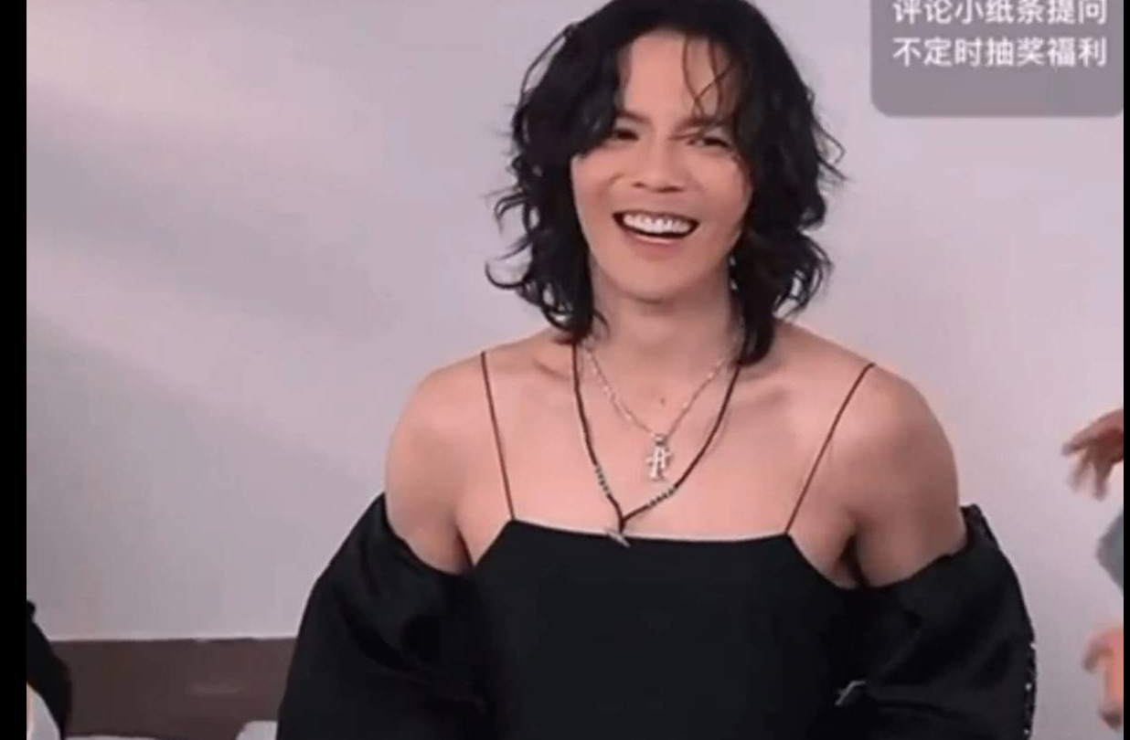 向佐回应着装争议：别人笑我太疯癫 我笑他人看不穿