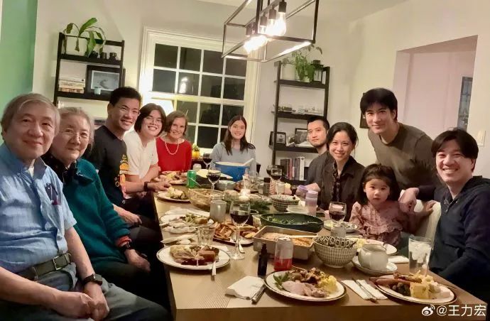 王力宏晒全家福 82岁的父亲老了很多