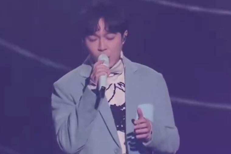 吴青峰演唱会上怼台下私生粉：看到你的脸就唱不下去