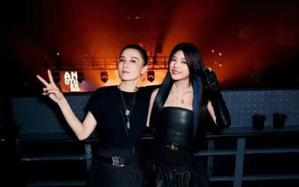 宋佳晒了跟好多人的合照 发文：都是鲜活热烈可爱有趣的人儿