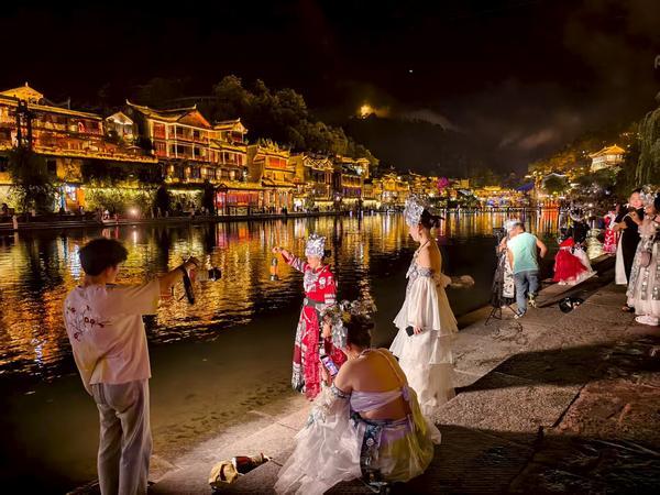 财经观察：花样“夜”态 点燃夏日消费新引擎