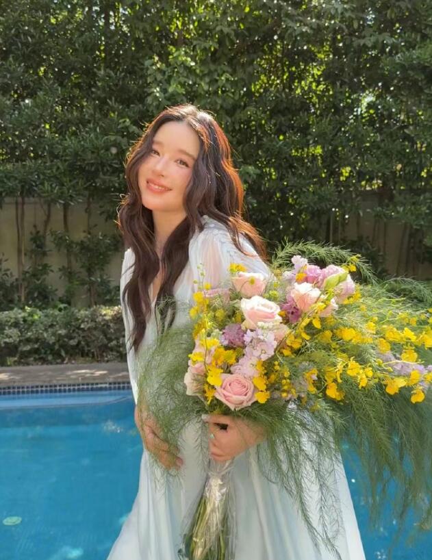 阚清子晒孕肚照官宣怀孕：最好的礼物