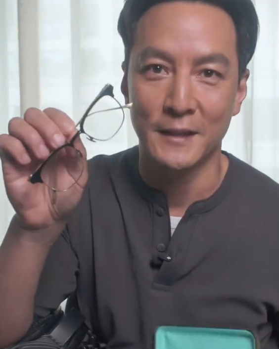 吴彦祖透露近况：现在50岁了 戴上了老花镜
