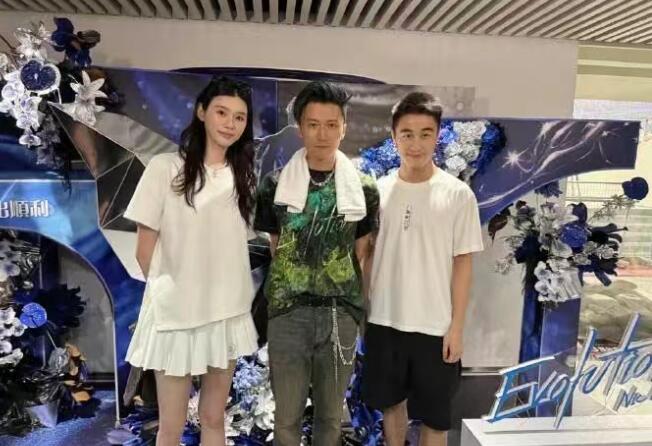 奚梦瑶何猷君现身谢霆锋杭州演唱会 力破不实传闻