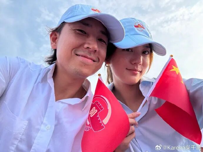 吴千语晒和老公施伯雄观看阅兵：非常荣幸见证这一刻