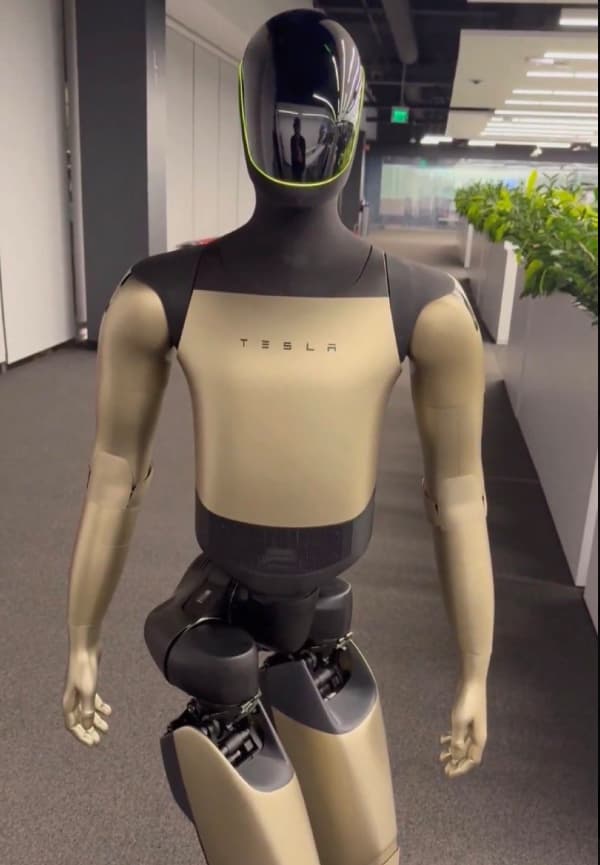 新一代Optimus曝光？金色机身、人形双手，还有Grok加持