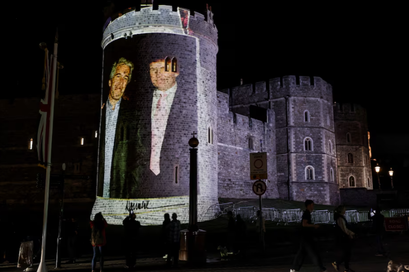 温莎城堡惊现“特朗普与爱泼斯坦”巨幅投影，420亿美元协议黯然失色