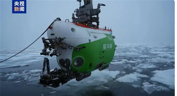 探索三号携奋斗者蛟龙号完成北极载人深潜创举