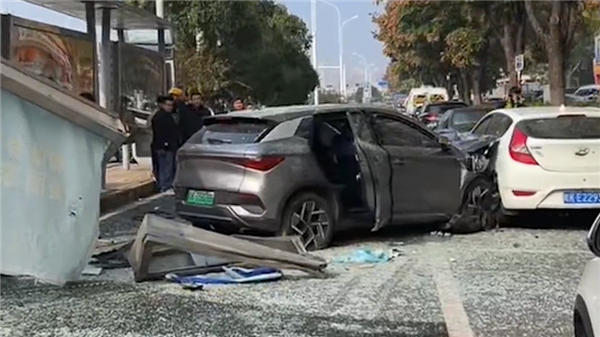 安徽阜阳轿车失控撞站台，司机咳嗽致车辆报废