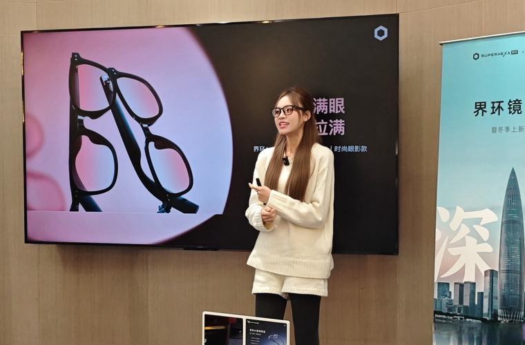 比特币主持：采访比特币的女主持人